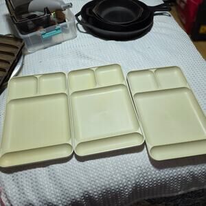 VINTAGE TUPPERWARE SET OF 3 SEGMENTED MEAL TRAYS